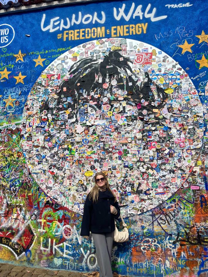 Student foran veggmaleri