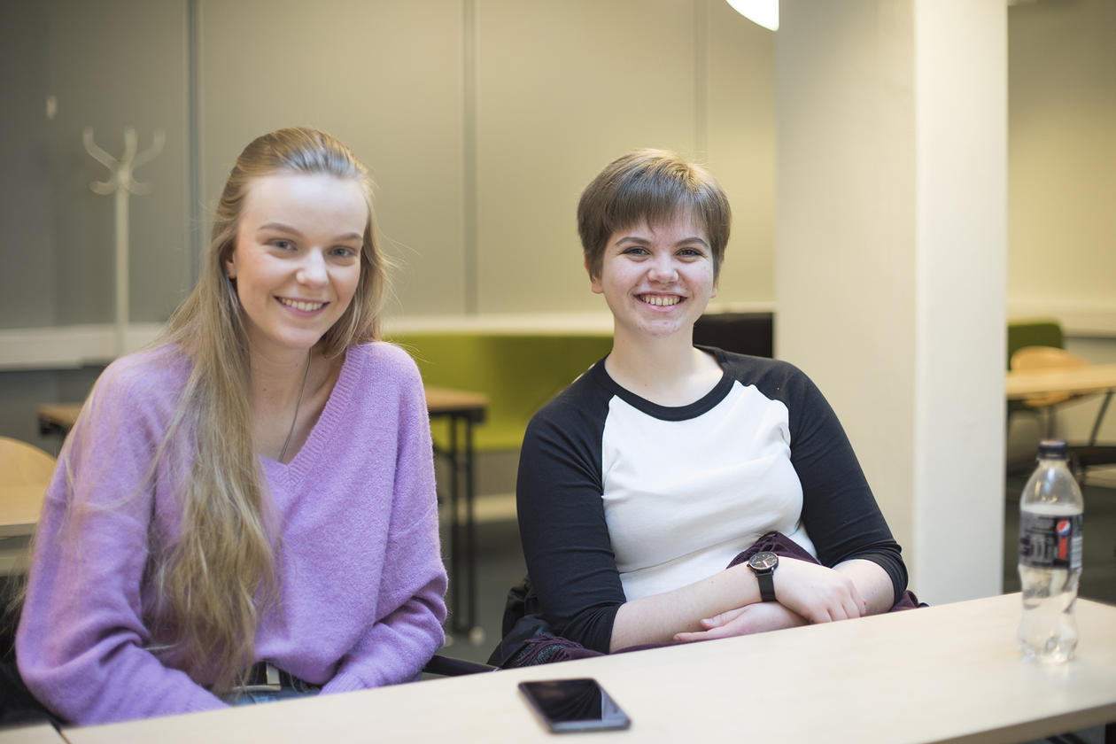 Amalie Revheim og Vita K. Rakkenes hadde teke turen for å undersøke samfunnsøkonomistudiet