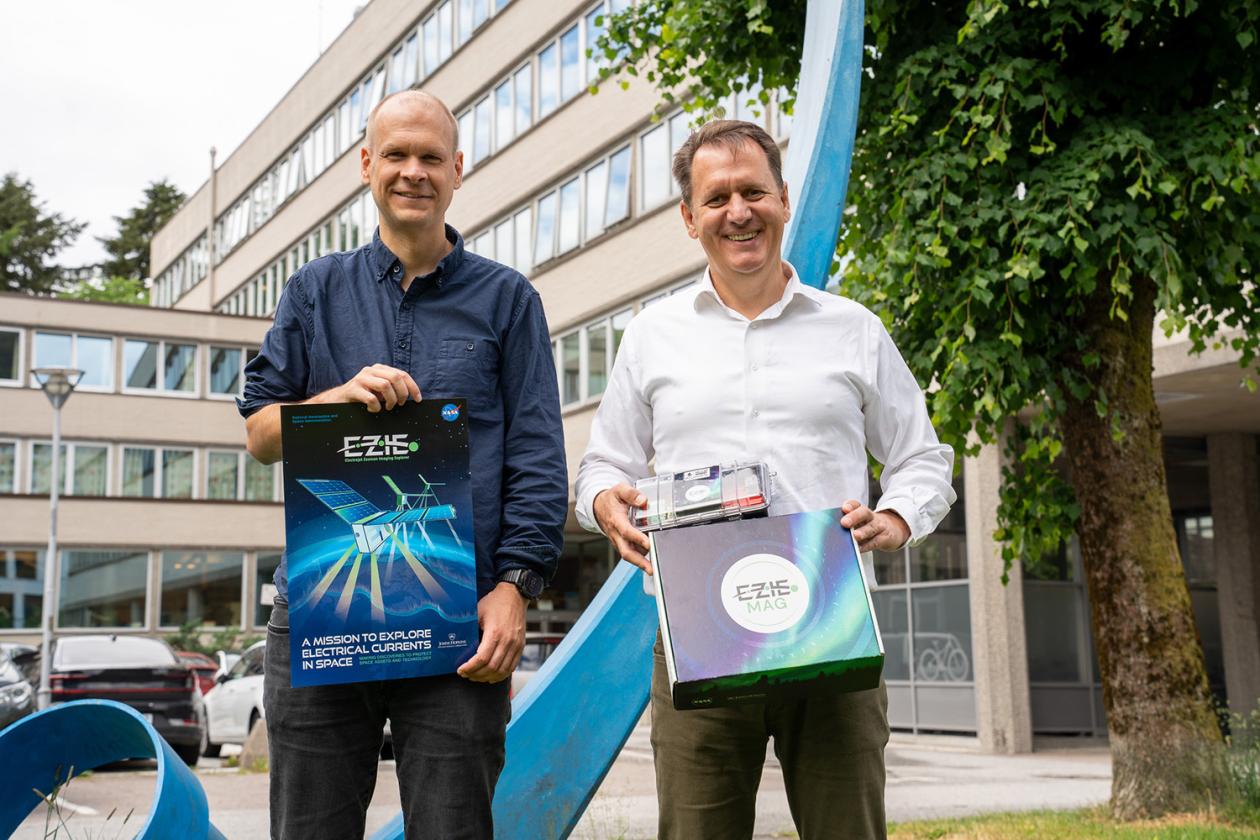 Karl Magnus Laundal og Jesper Gjerløv ved fysikkbygget