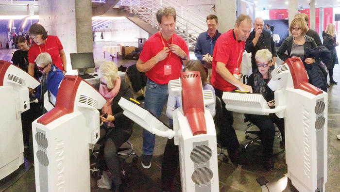 Stor interesse fra bergenske universitetsfolk for simulatorene fra Institutt for klinisk odontologi. Instruktører i røde t-skjorter er (fra venstre) Marit Øilo, Jan Otto Forthun og Inge Fristad.