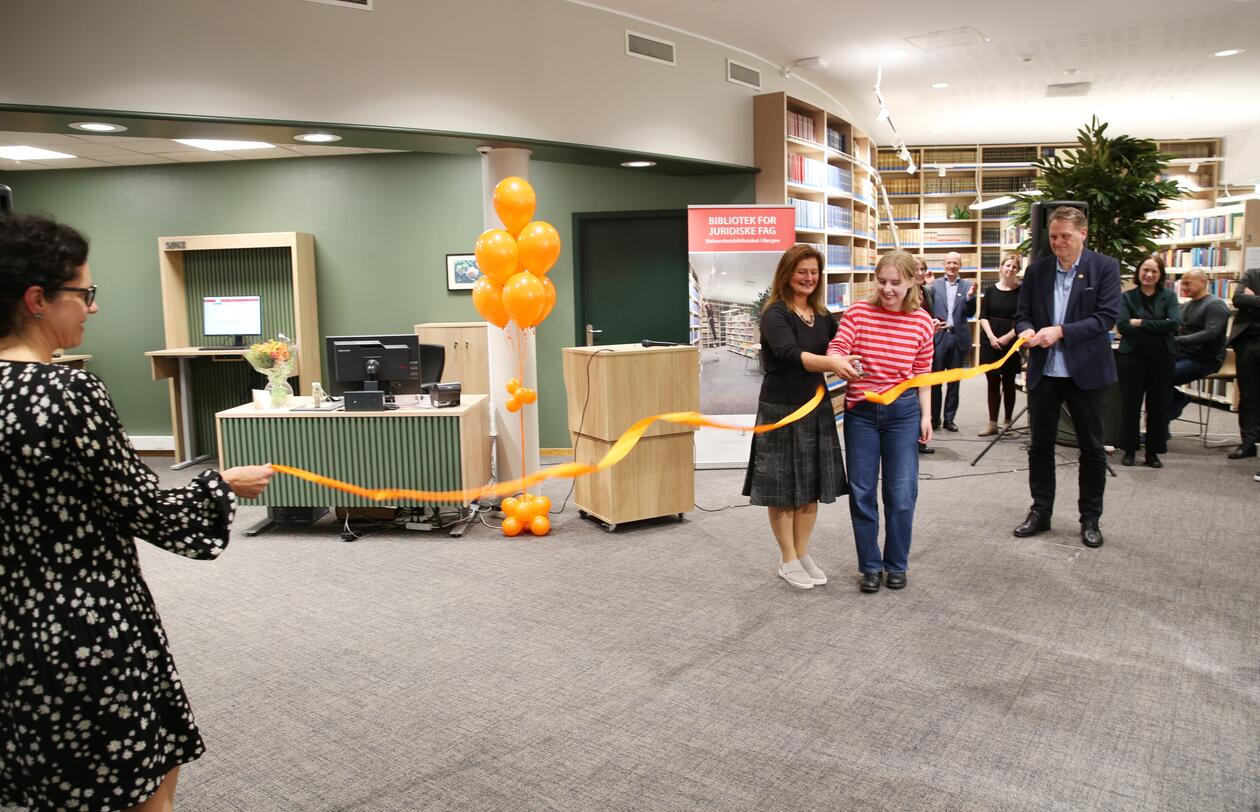 Snoren klippes på det nye juss-biblioteket