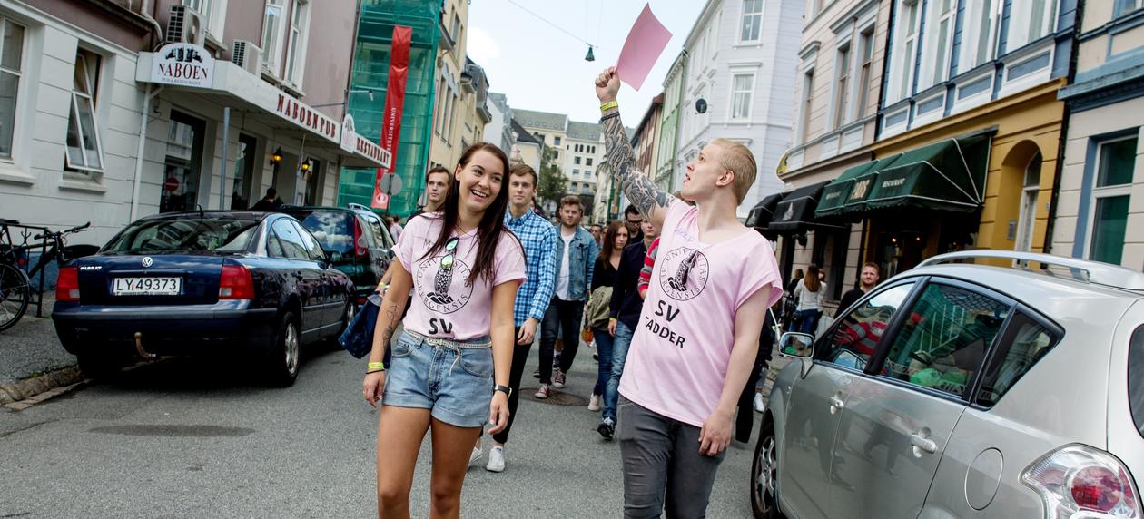 Fadderledere leder en gruppe ferske studenter gjennom gatene i Bergen.