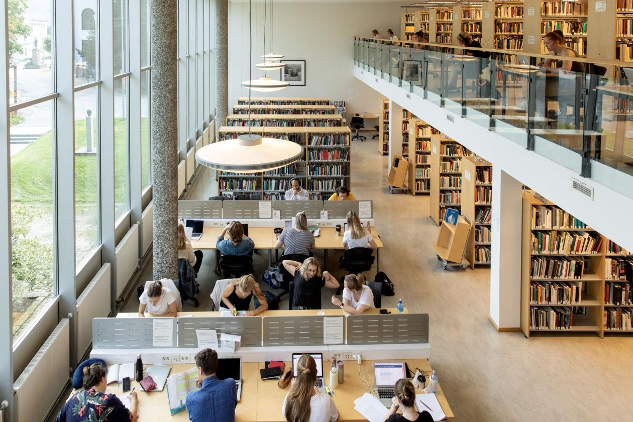 Oversiktbilde fra lesesal med studenter på Universitetsbiblioteket i Bergen.