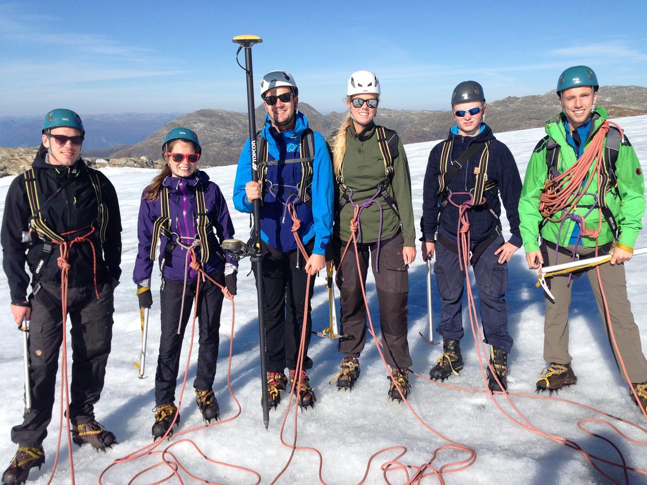 Bildet viser seks GEO-studenter på isbre under feltundervisning