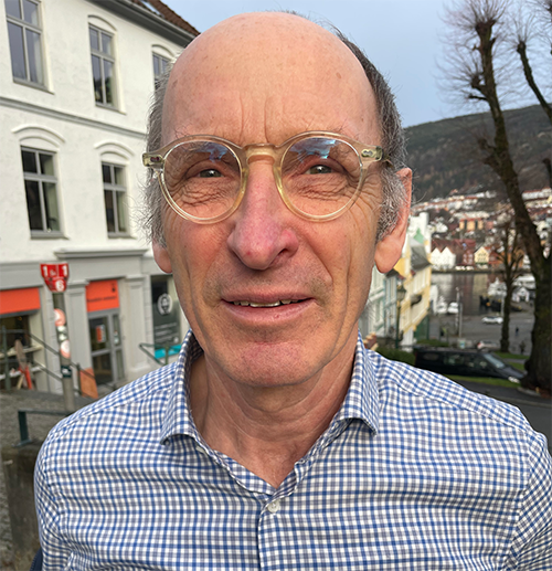 Bilde av Finn Patrick Nilsen, med bybilde i Bergen i bakgrunnen.