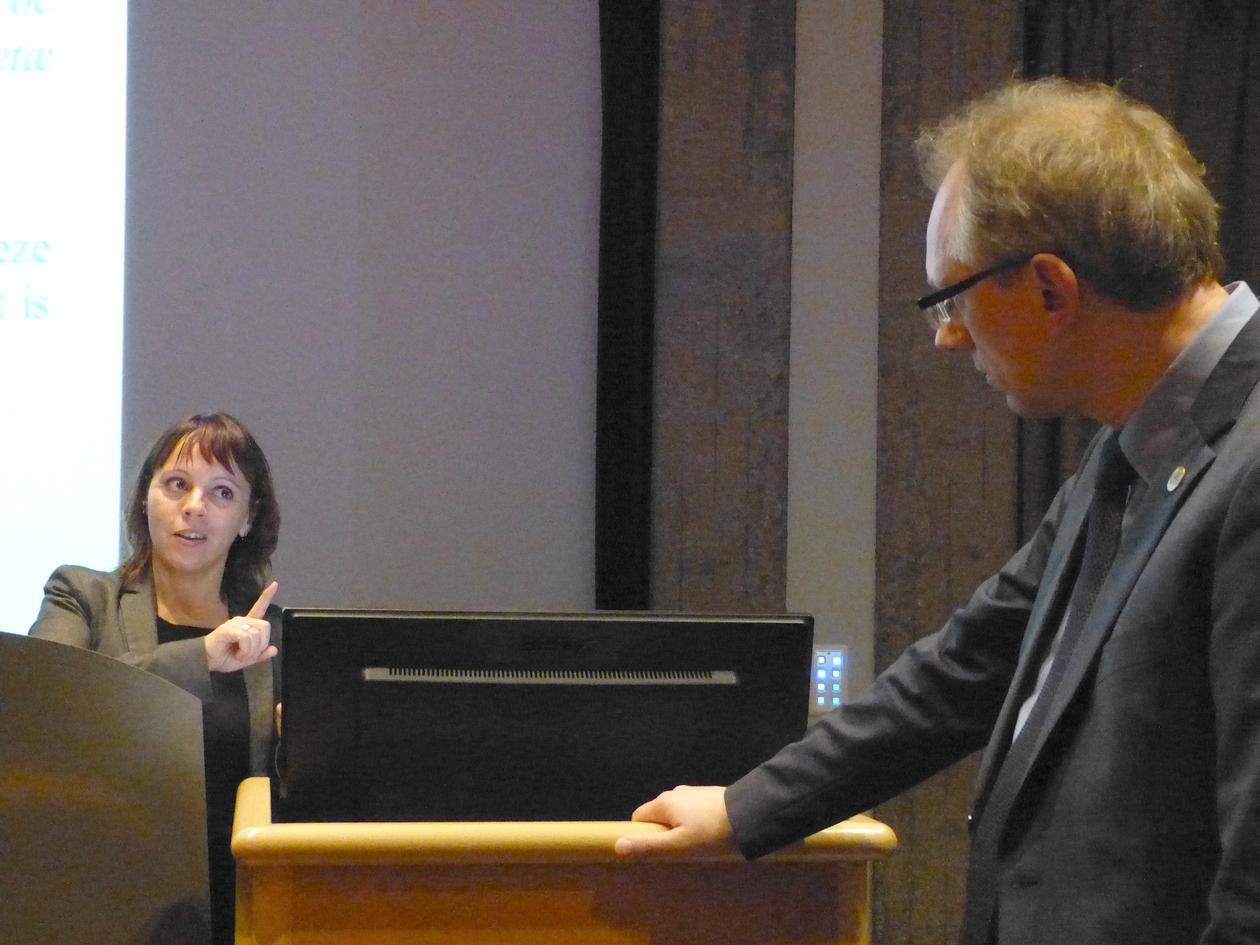 Bilde av Prof. Marialuisa Caparrini i diskusjon med Dr. Jens Eike Schnall