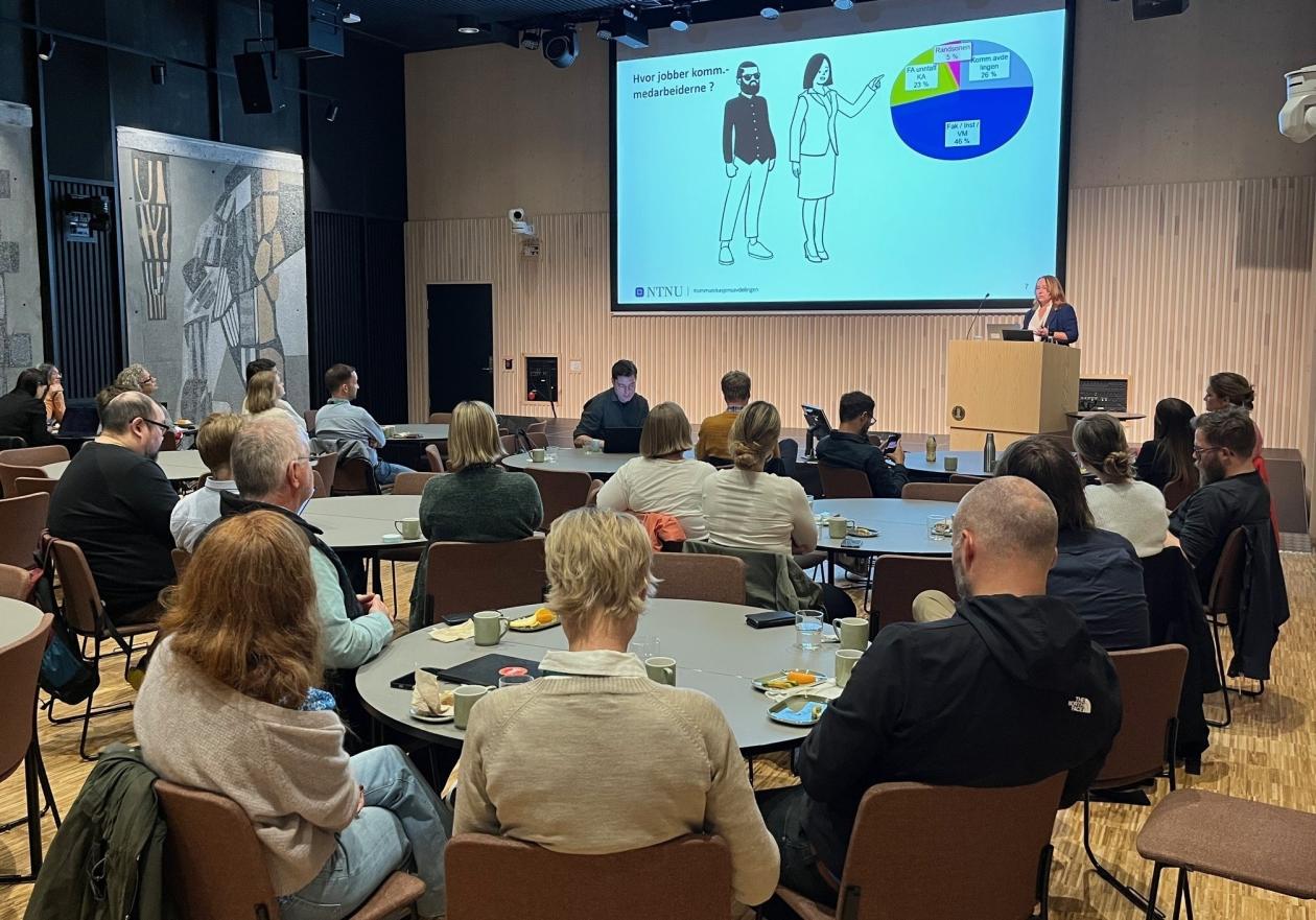 Bilde av lokalet og scenen i Storsalen