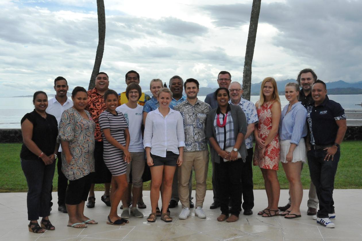 Delegasjon fra Universitetet i Bergen sammen med utvekslingsstudenter og partnere på Fiji i november 2016.