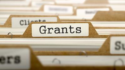 Bilde av hengende arkivmapper merket med ordet "grants"