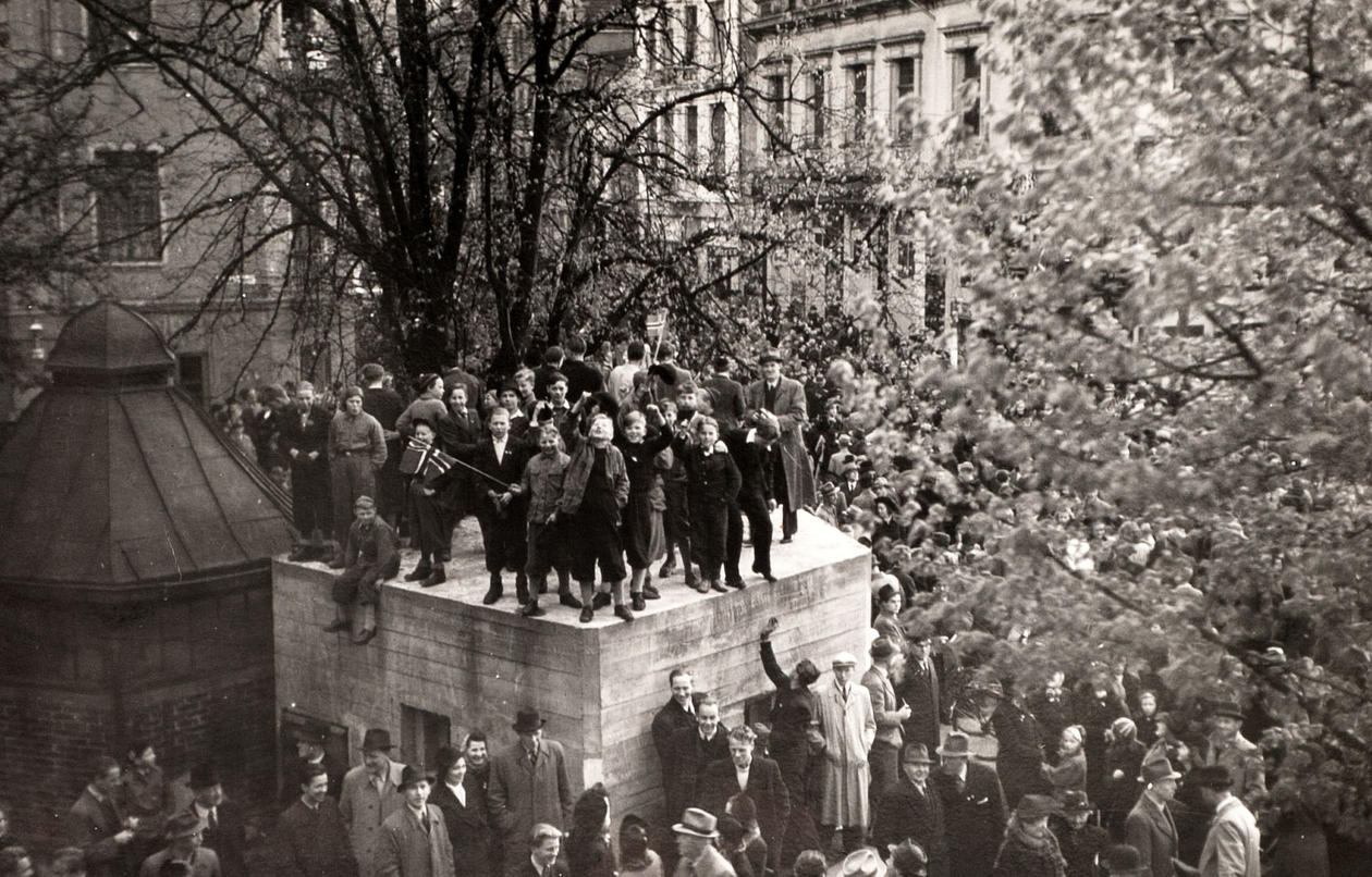Barn feirer freden, på toppen av tyskerbunker på Ole Bulls plass, 8. mai 1945