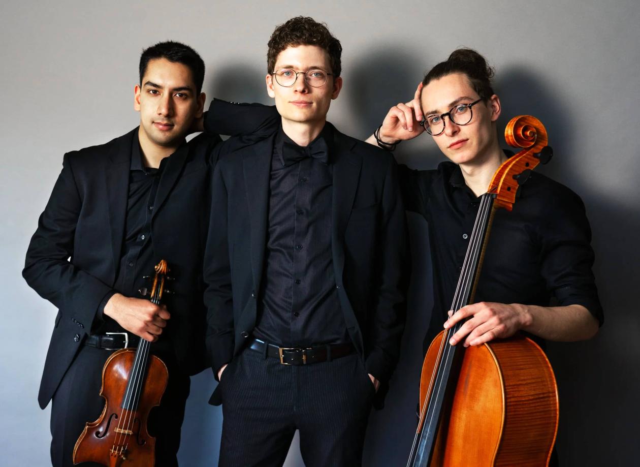 Bilde av tre unge menn med instrumenter