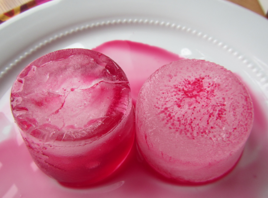 Isbit av ferskvann til venstre og av saltvann til høyre.