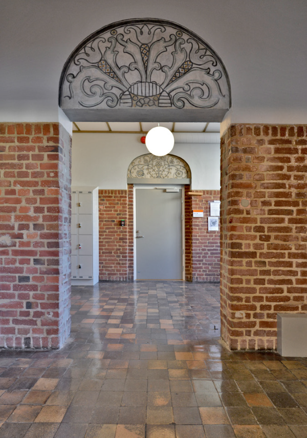 Freske over døråpning.