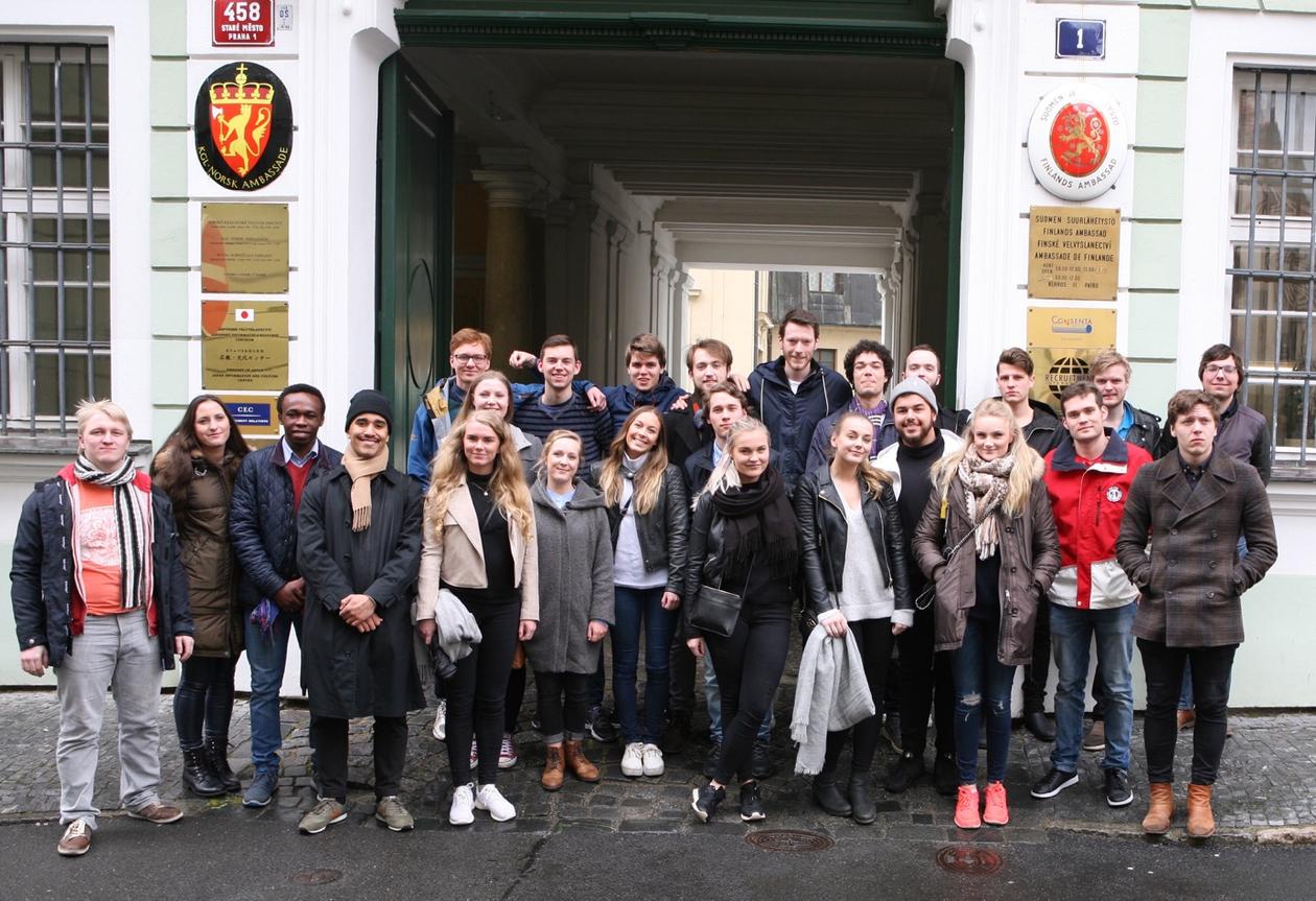 Studenter fra sammenliknende politikk på studietur i Praha
