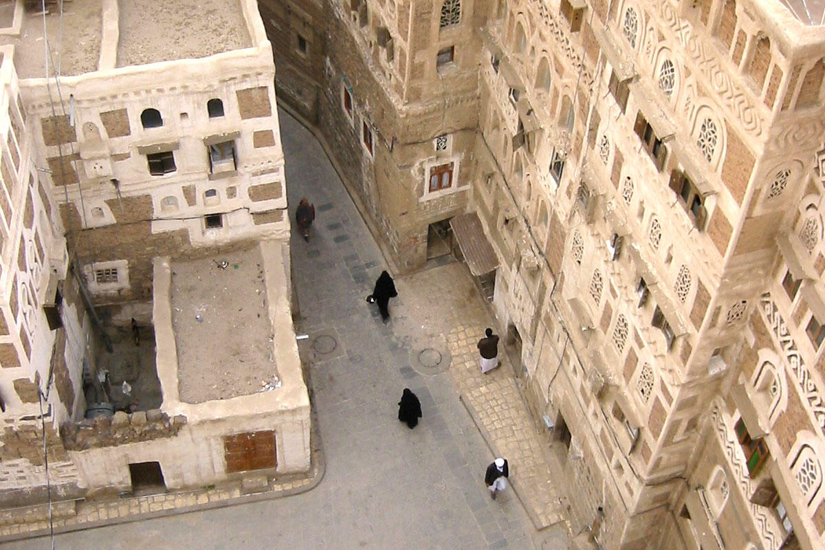 En gate i gamlebyen i Sanaa