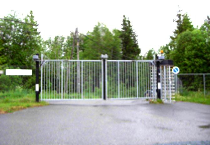 Porten ved ventemottakene som brant ned i et migrantopprør i 2010.