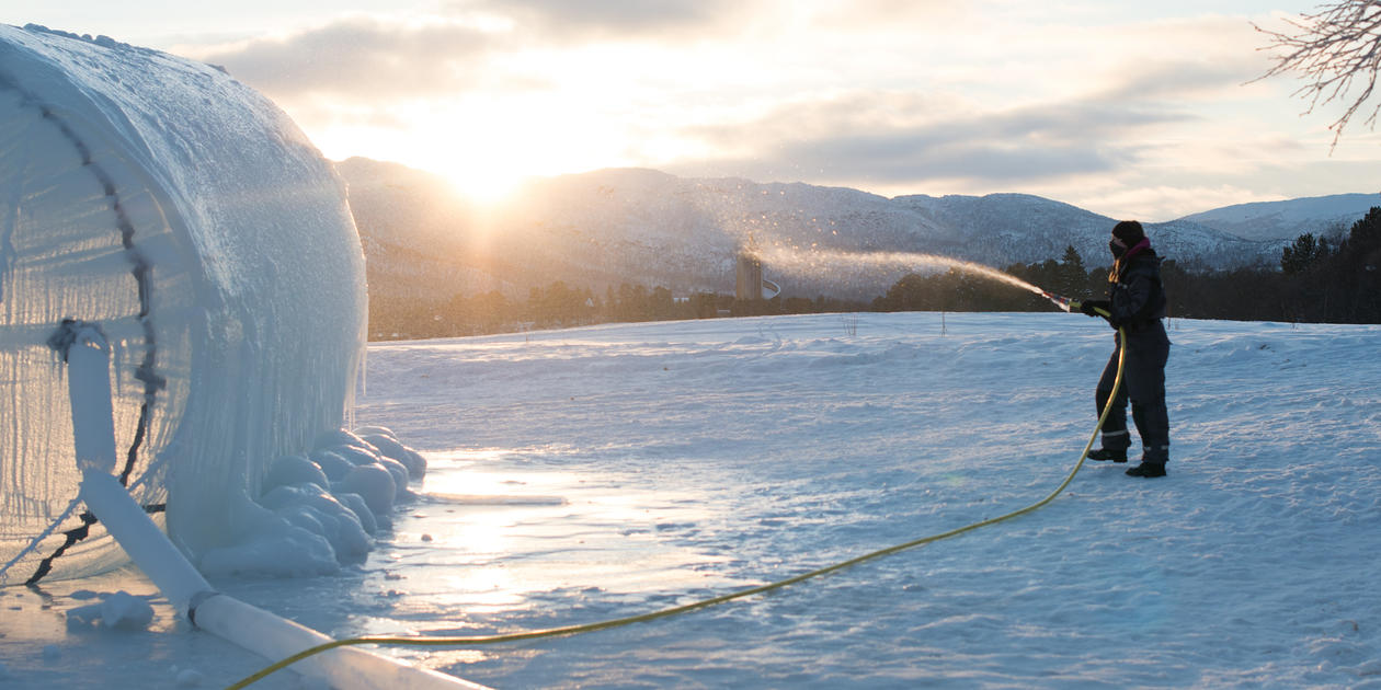 Designstudenter ved KMD har bygget en fantasilandsby av is og snø under Ismusikkfestivalen på Geilo. 