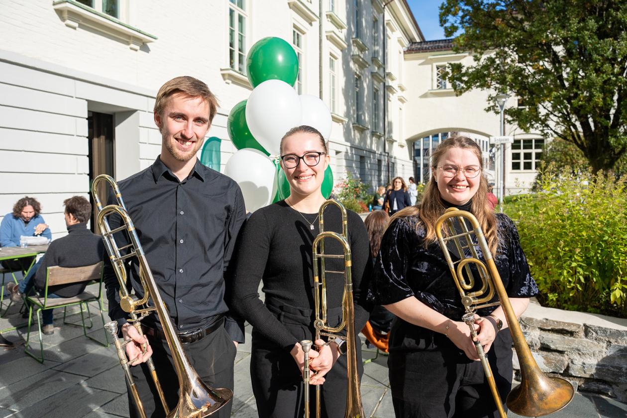Musikantene før markeringen utenfor Geofysen.