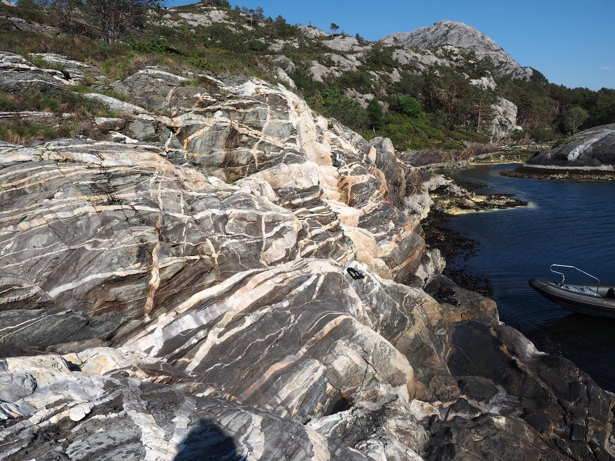 Dyphavssedimenter intrudert av granittiske ganger