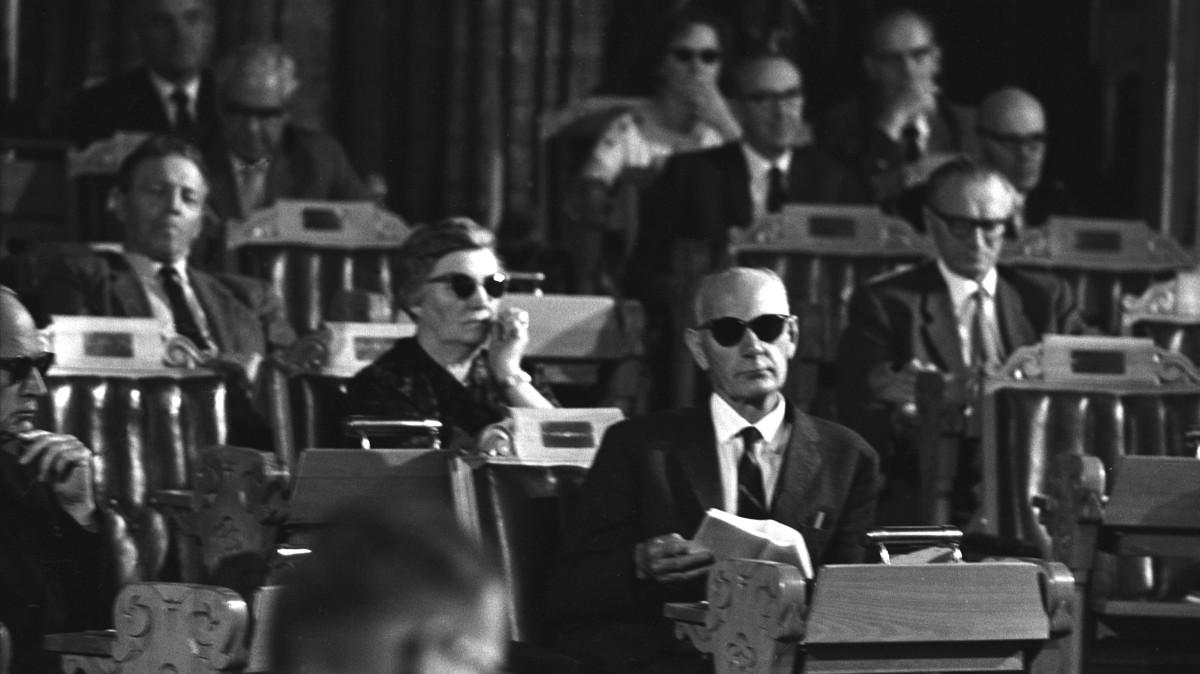 Einar Gerhardsen på Stortinget iført solbriller