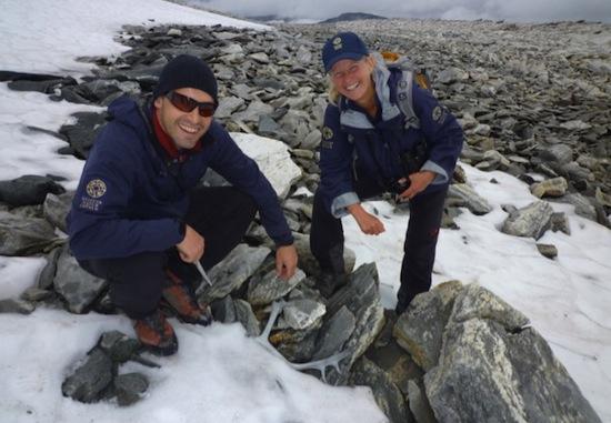 Bilde av to personer med funnet av reinsdyrgevir