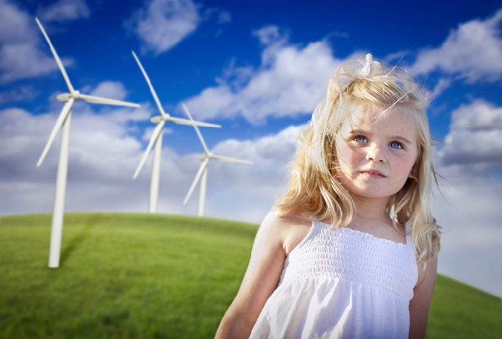 Bilde av en jente som leker nær vindmøller