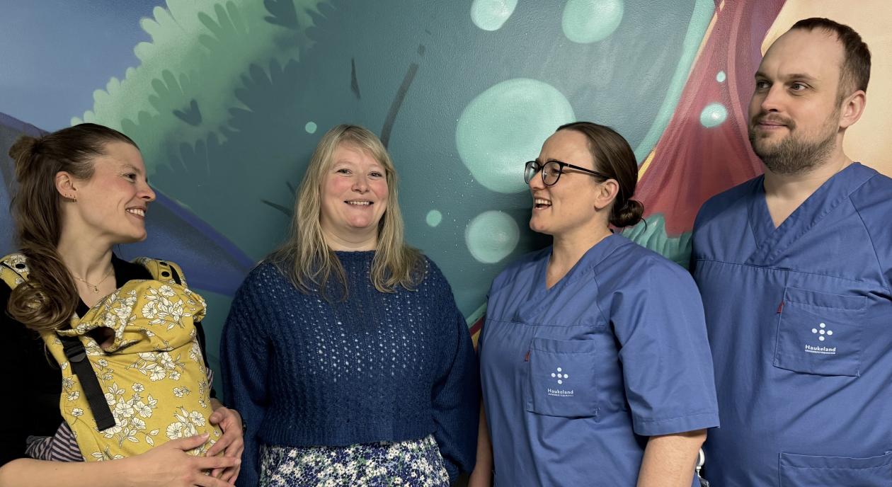 4 personer som smiler