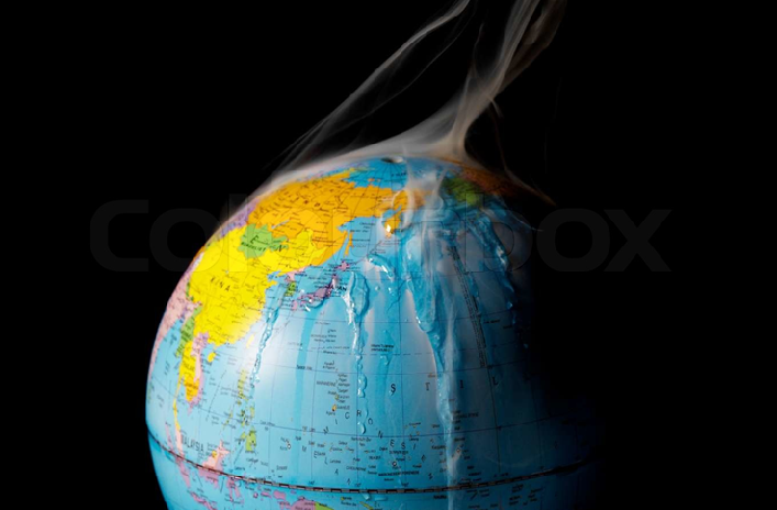 Bilde av en globus som ryker og hvor vann renner nedover