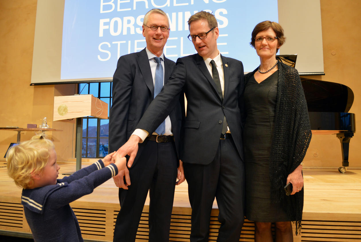 Håvard Haarstad med foreldre og son.