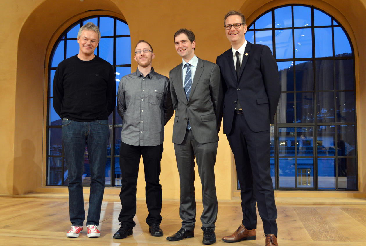 Nobelpris-vinnar Edvard Moser saman med dei unge forskarane: Harald Barsnes, Marco Hirnstein og Harald Haarstad. 