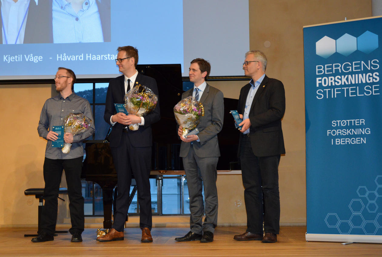 Alle på scenen under utdelinga.