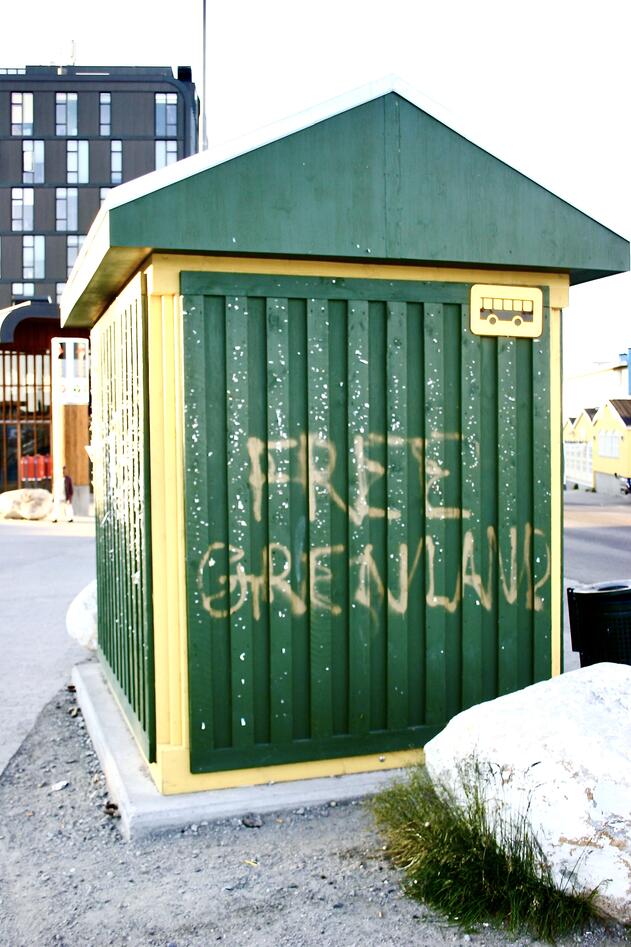 Photo of a shed with "Free Greenland" written on it