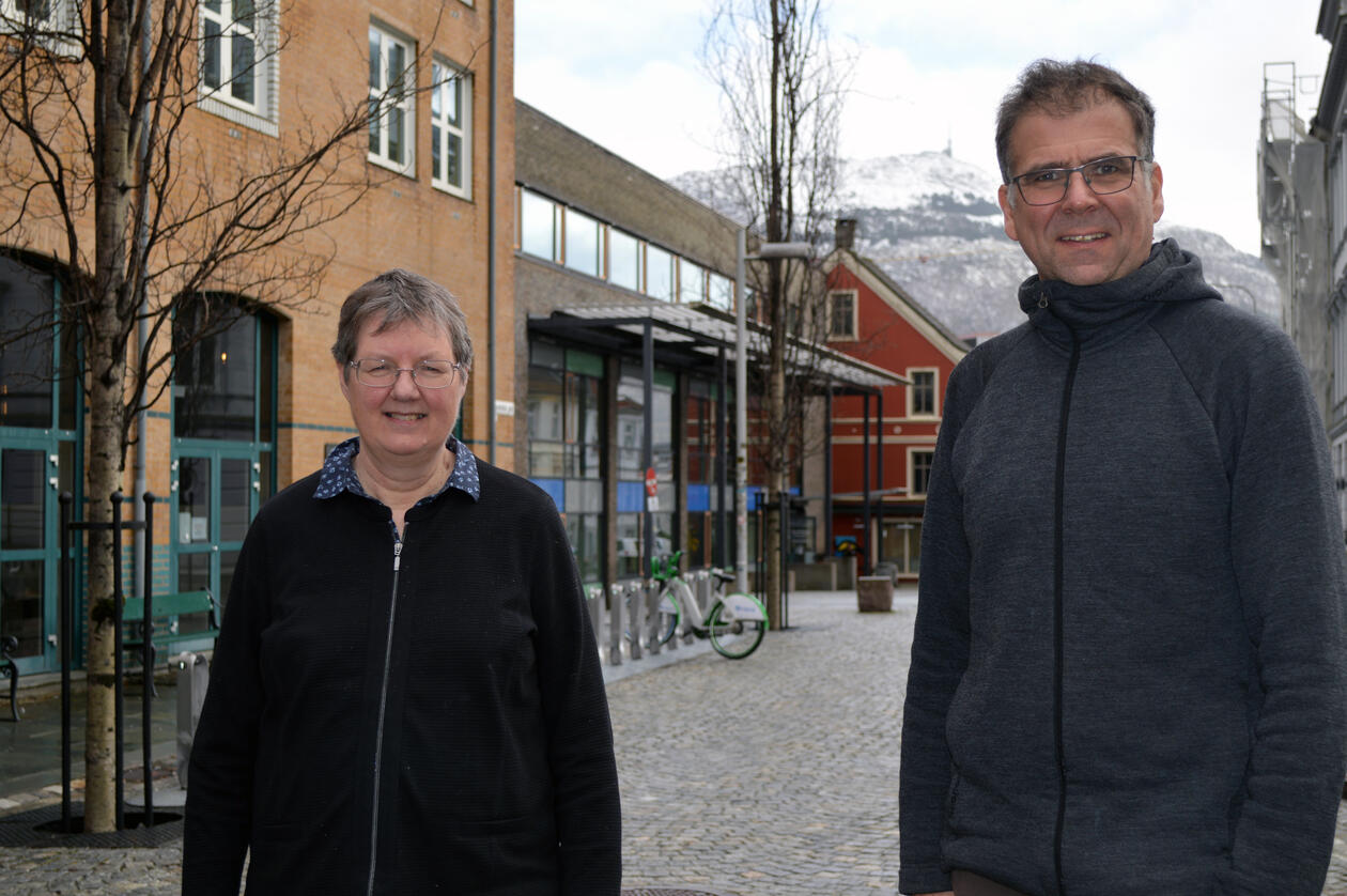Grete Rusten og Knut Hidle utefor Det samfunnsvitenskapelige fakultet ved UiB