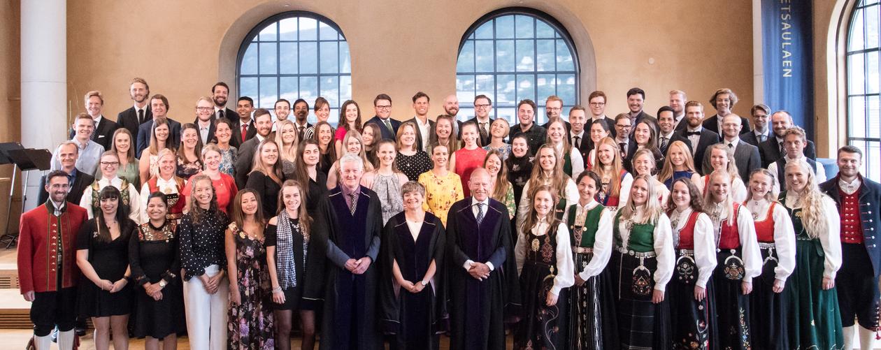 Alle kandidatene som deltok på Masterseremonien 2018 på scenen i Universitetsaulaen.