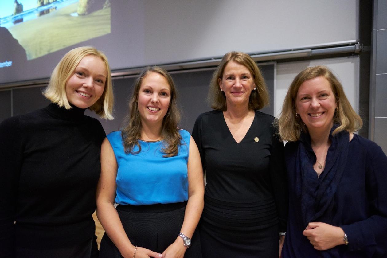 Bildet illustrerer kandidaten og veilederne rett etter disputasen er over