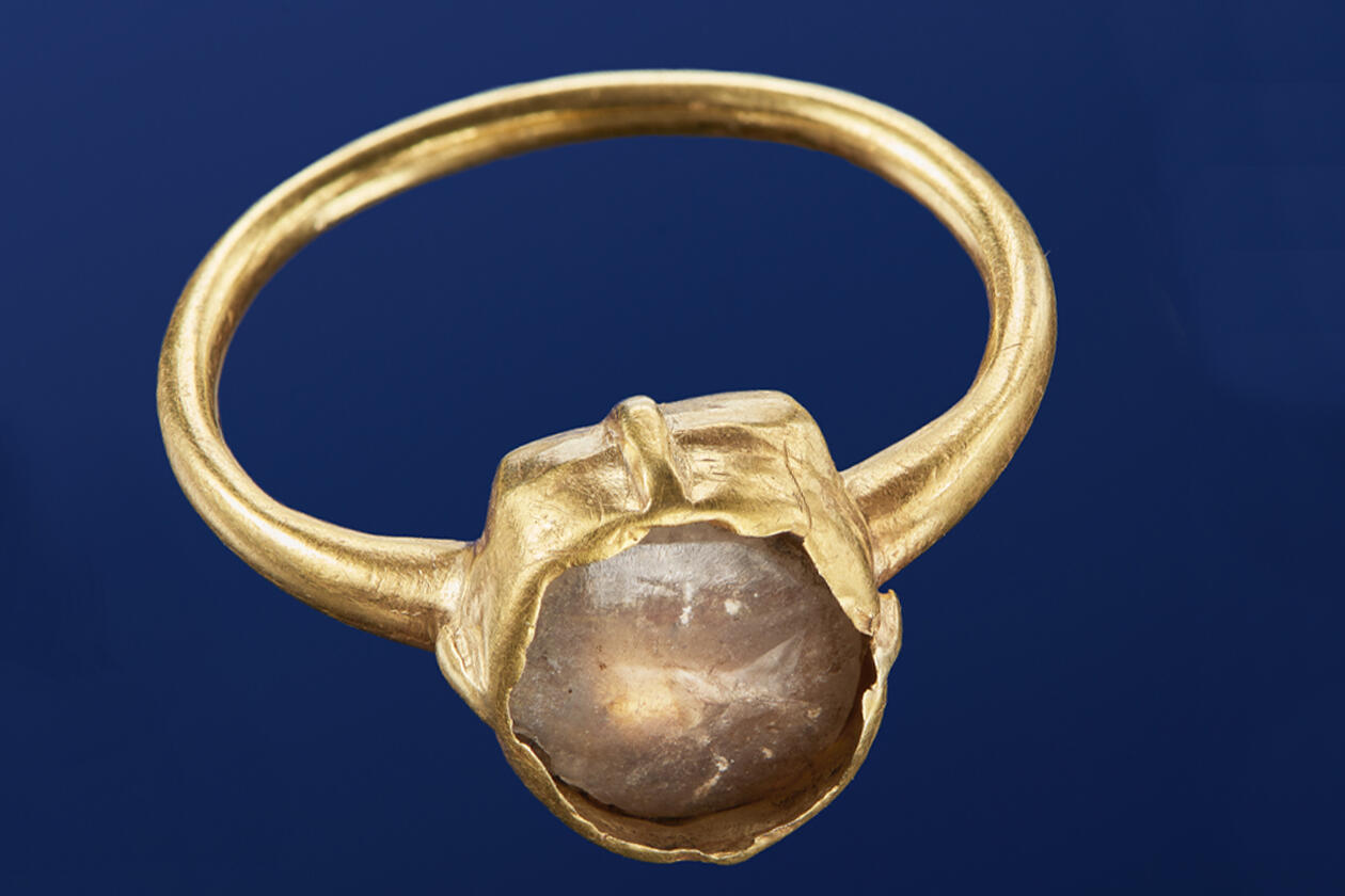 Gullring med stein funnet i Hardanger