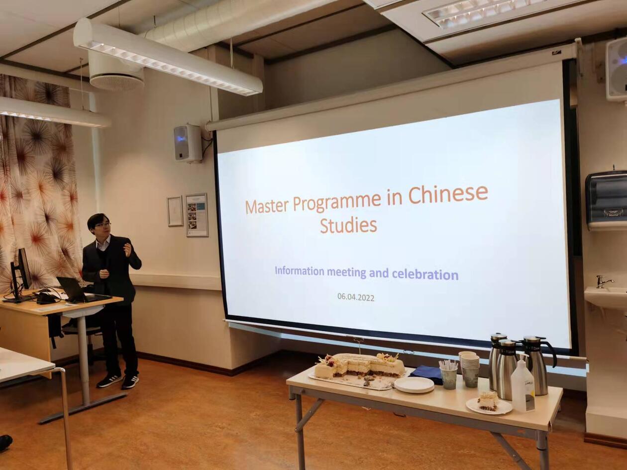 Fagkoordinator, Guowen Shang, presenterer programmet