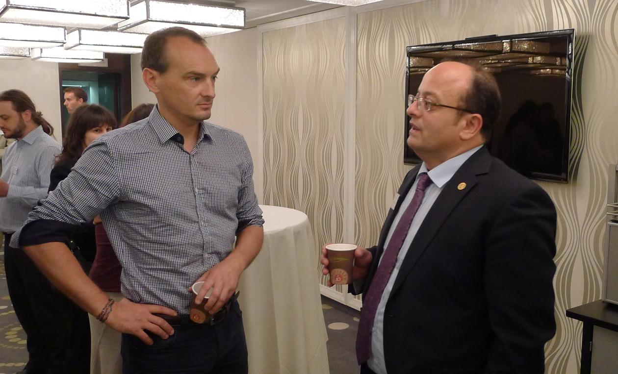 Hakan Aktuelt Hakan G. Sicakkan (til høyre) i dialog med en forsker fra et europeisk samarbeidsuniversitet på avslutningskonferansen for det EU-støttede prosjektet EUROSPHERE i juni 2012.