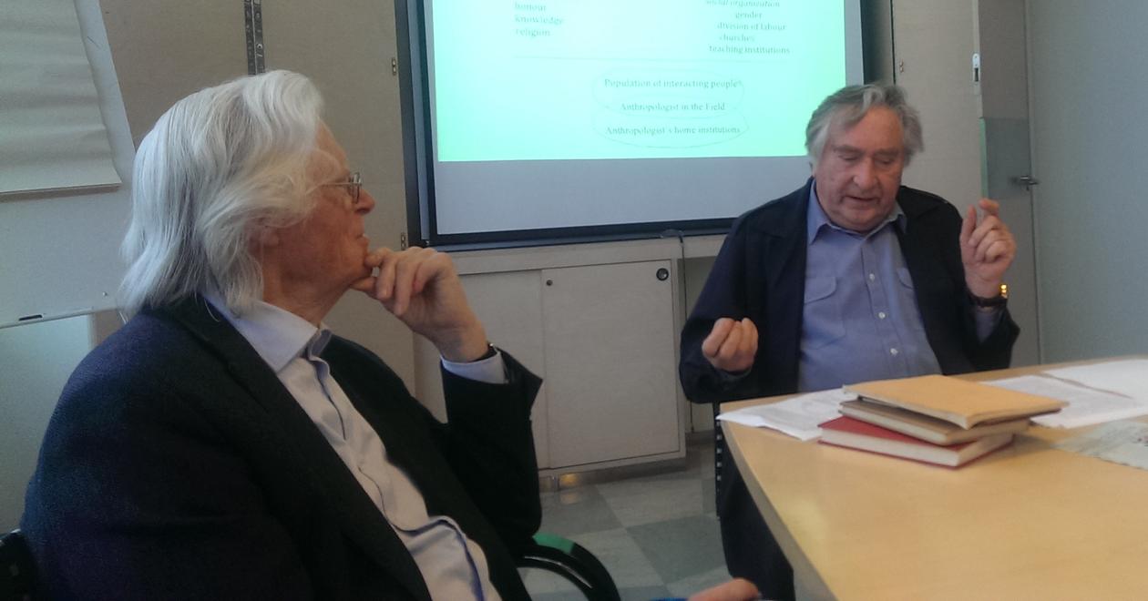 Professor Emeritus Gunnar Håland foreleser om instituttets historie, mens Professor Emeritus Jan-Petter Blom følger nøye med.