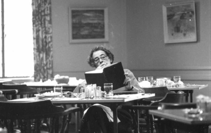 Bilde av Hannah Arendt i velkjent positur med bok og røyk