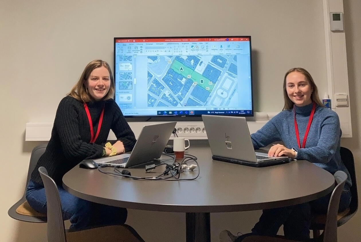 Helene og Ingvild på kontoret