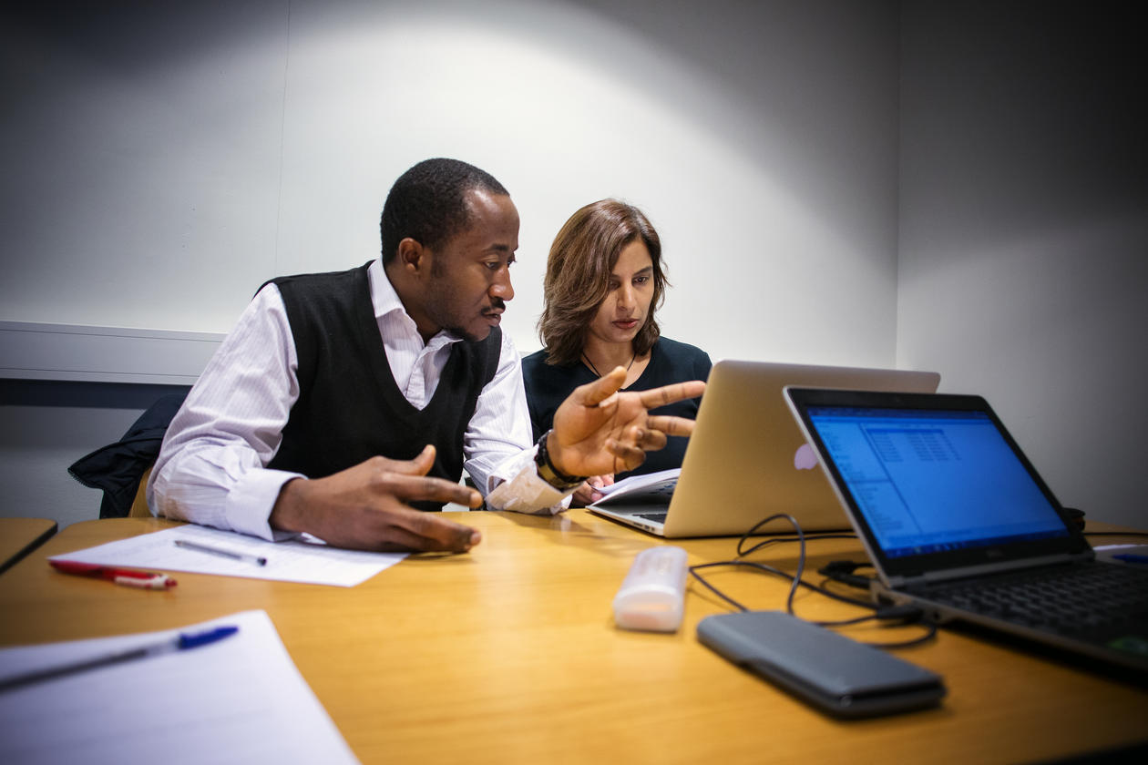 Masterstudent Chukwuemeka S. Agbo fra Nigeria og ph.d.-student Hamidah Hussain fra Pakistan løser helseøkonomiske nøtter under et kurs i helseøkonomi ved Universitetet i Bergen våren 2014.