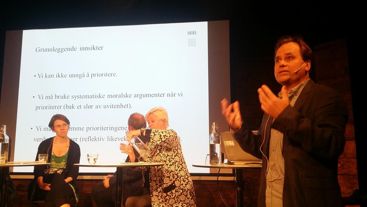 Helseprioriteringar i framtida, Tungodden Bertil Tungodden holder innlegg på en konferanse.