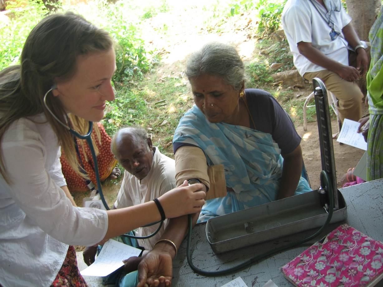 En forsker fra Senter for internasjonal helse ved Universitetet i Bergen foretar en helsesjekk i India.
