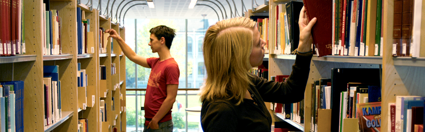 Bilde av studenter på biblioteket
