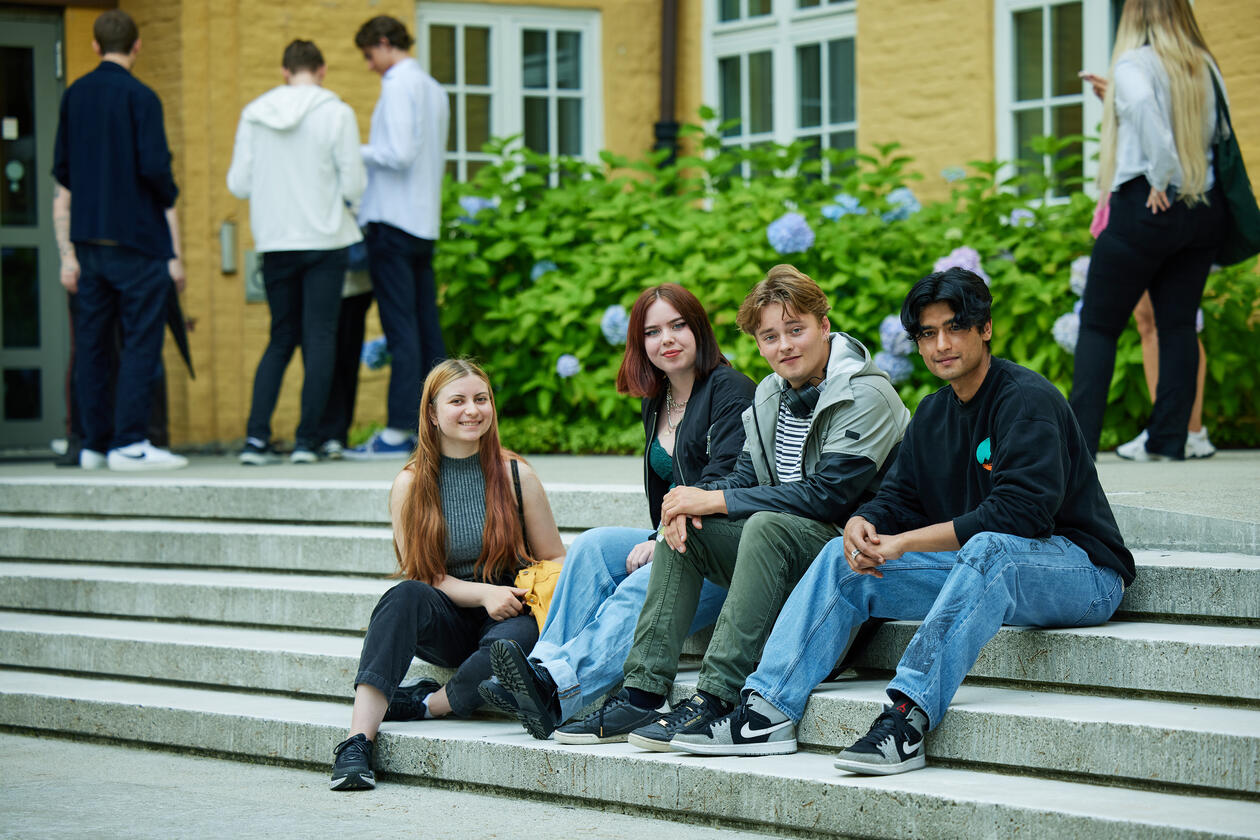 Studenter sammen på campus på UiB