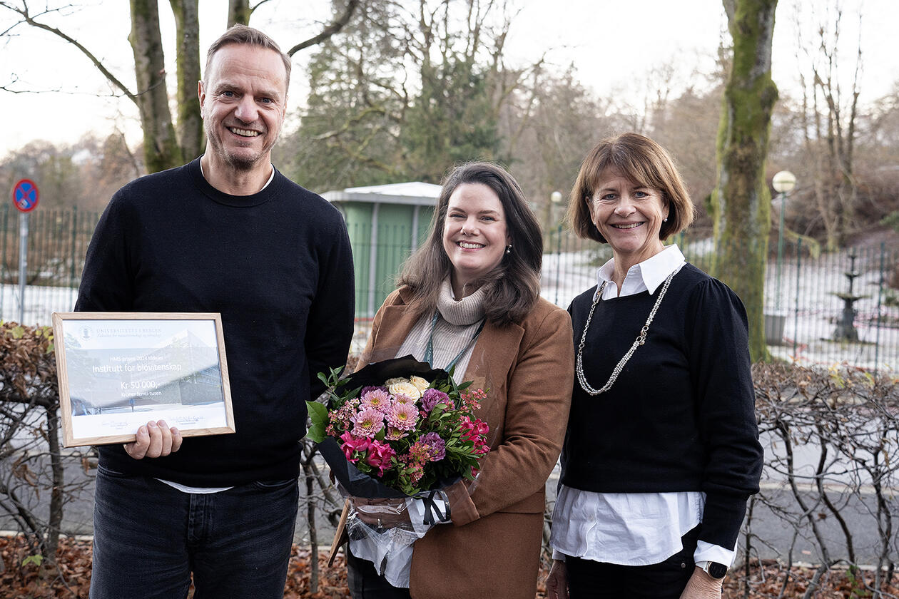 Ståle Ellingsen, Julie Stavnes og Gunn Mangerud avbildet i forbindelse med fakultetets HMS-pris for 2024.