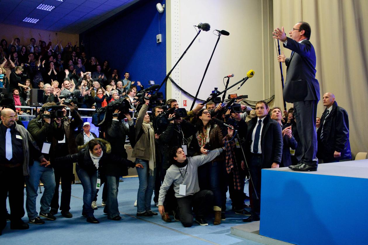 A picture of the President of France, Francois Hollande, in election campaign mode in front of a tightly packed press corps.