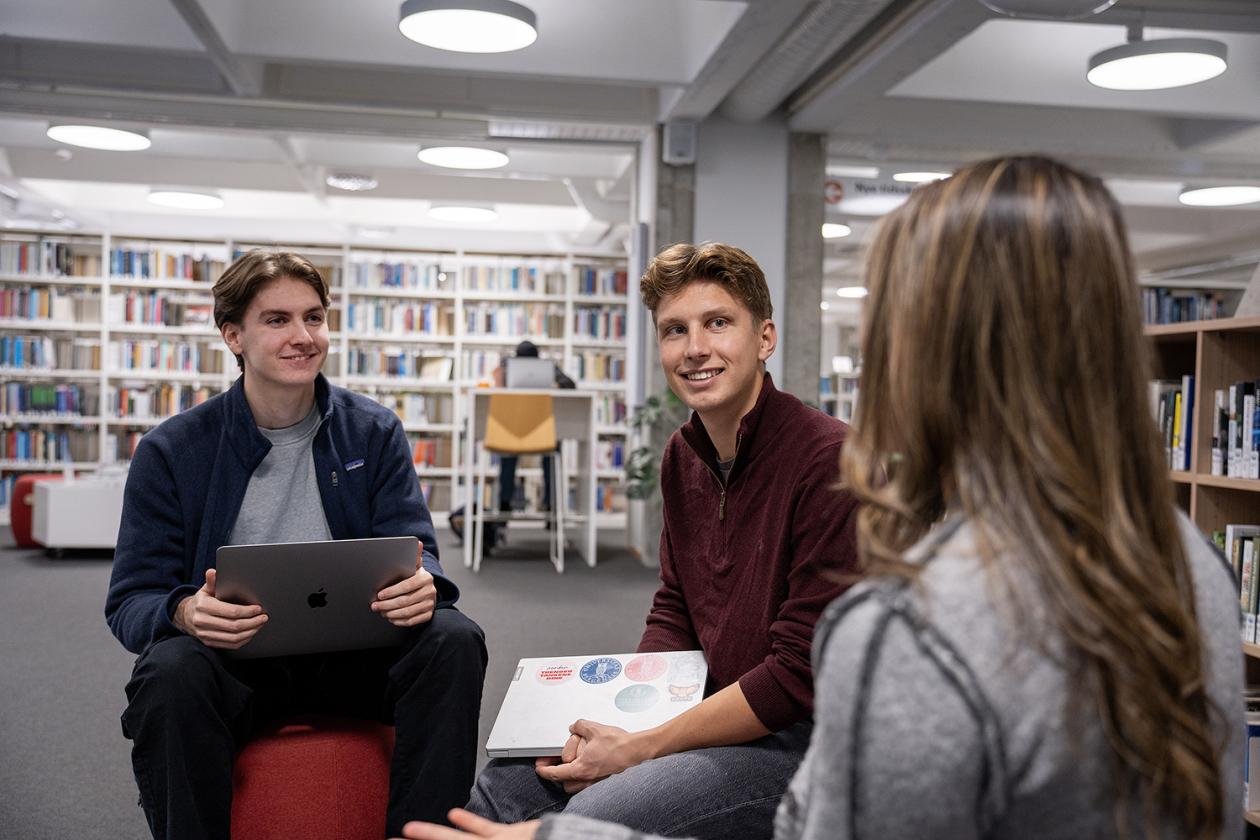 Studenter på NT bibliotektet