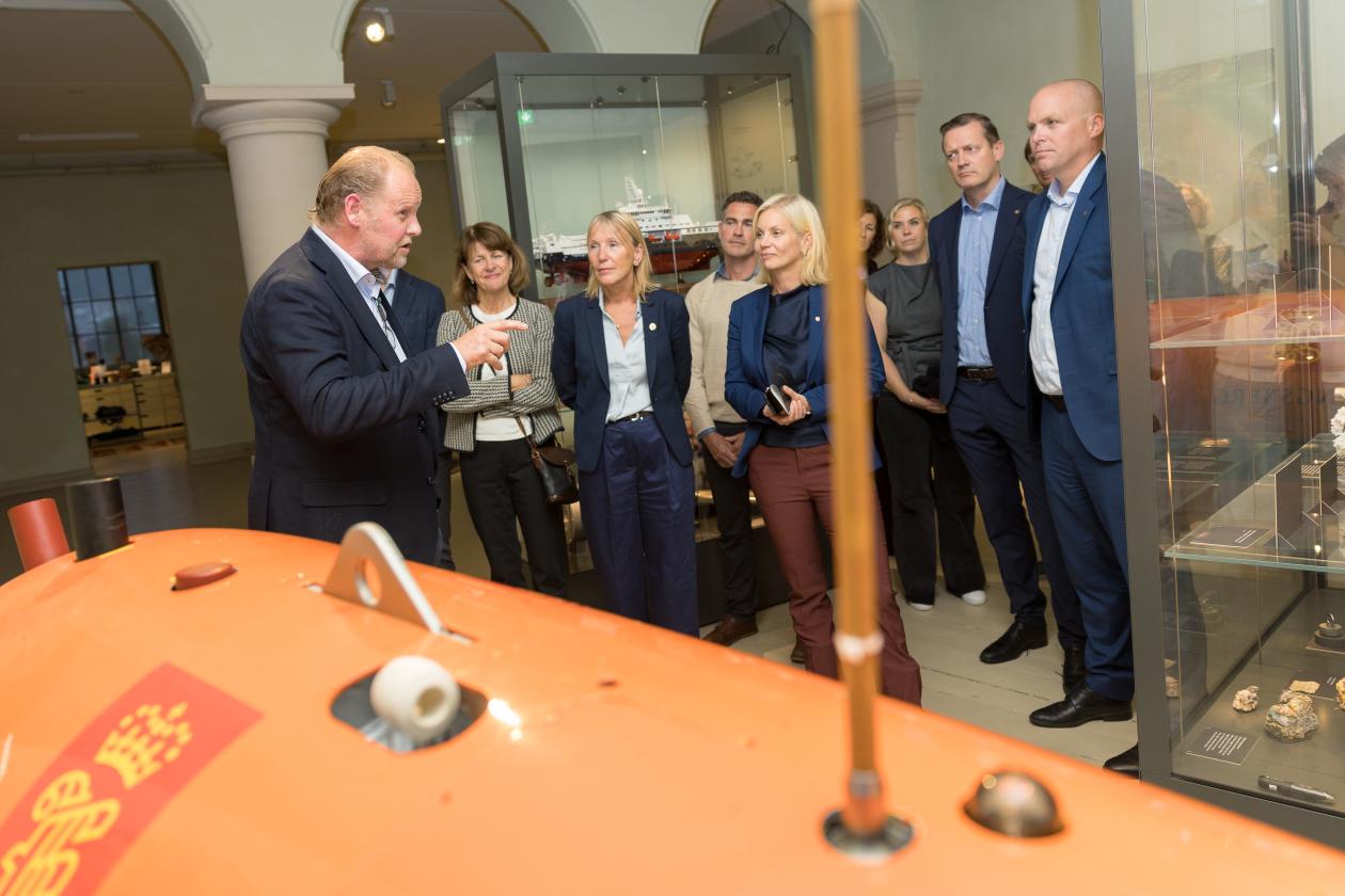 Rolf Biger Pedersen forteller om dyphavet til statsråd Aasland, Kongsberg Discovery, rektor, sokkeldirektoratet ++ 